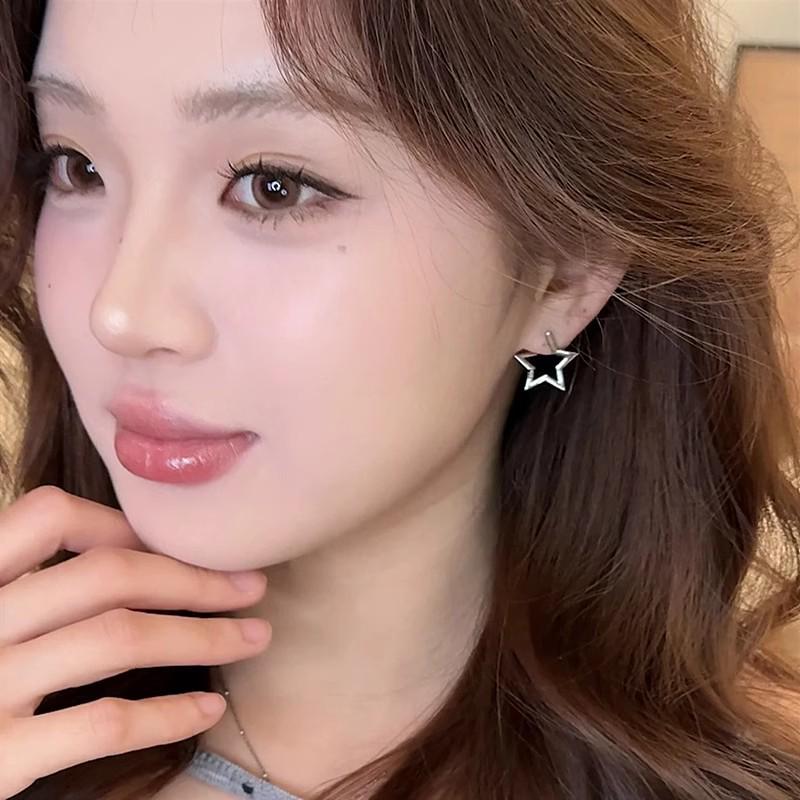 Retro Geometric Five-Pointed Silver Star Earrings for Women - Simple, High-End S925 Plated Ear Studs