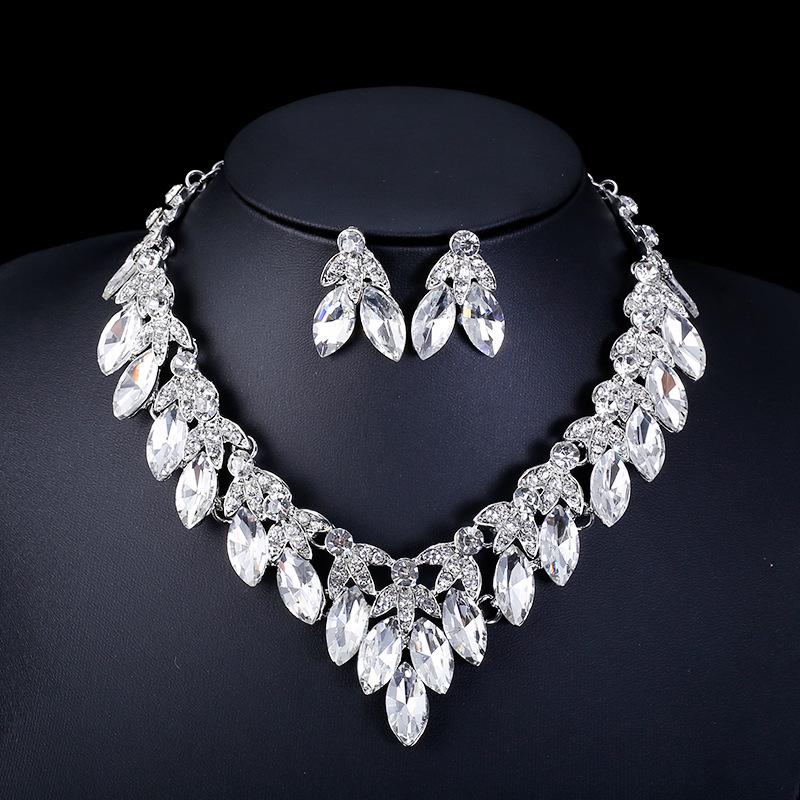 Elegant European Retro Necklace for Women - Short Style, Trendy Light Luxury Spring/Summer Accessory черно-золотой