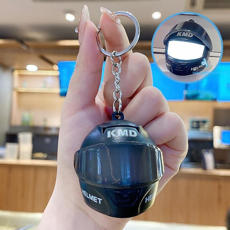 Prémiový ABS Klíčenka na motocyklovou helmu s LED světlem Mini Kreativní kroužek na klíče pro festivalový dárek Dekorace na klíče od auta Přívěsek