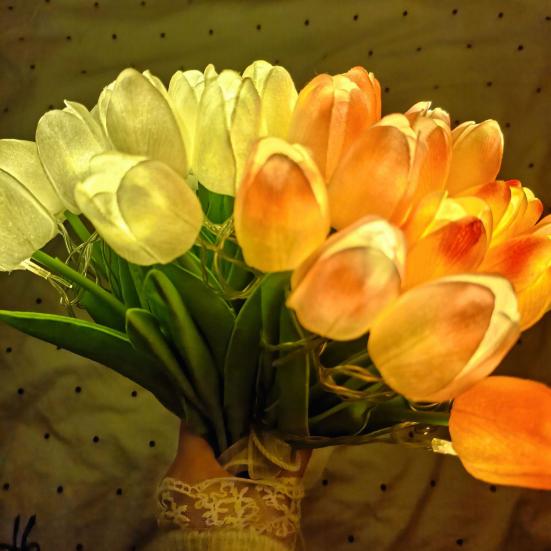 LED Aydınlatmalı Yapay Lale Gece Lambası Ayarlanabilir Saplar Sıcak Yumuşak Işıklı Gerçekçi PU Lale Buketi Ev Dekorasyonu İçin Zarif Çiçekli Gece Lambası