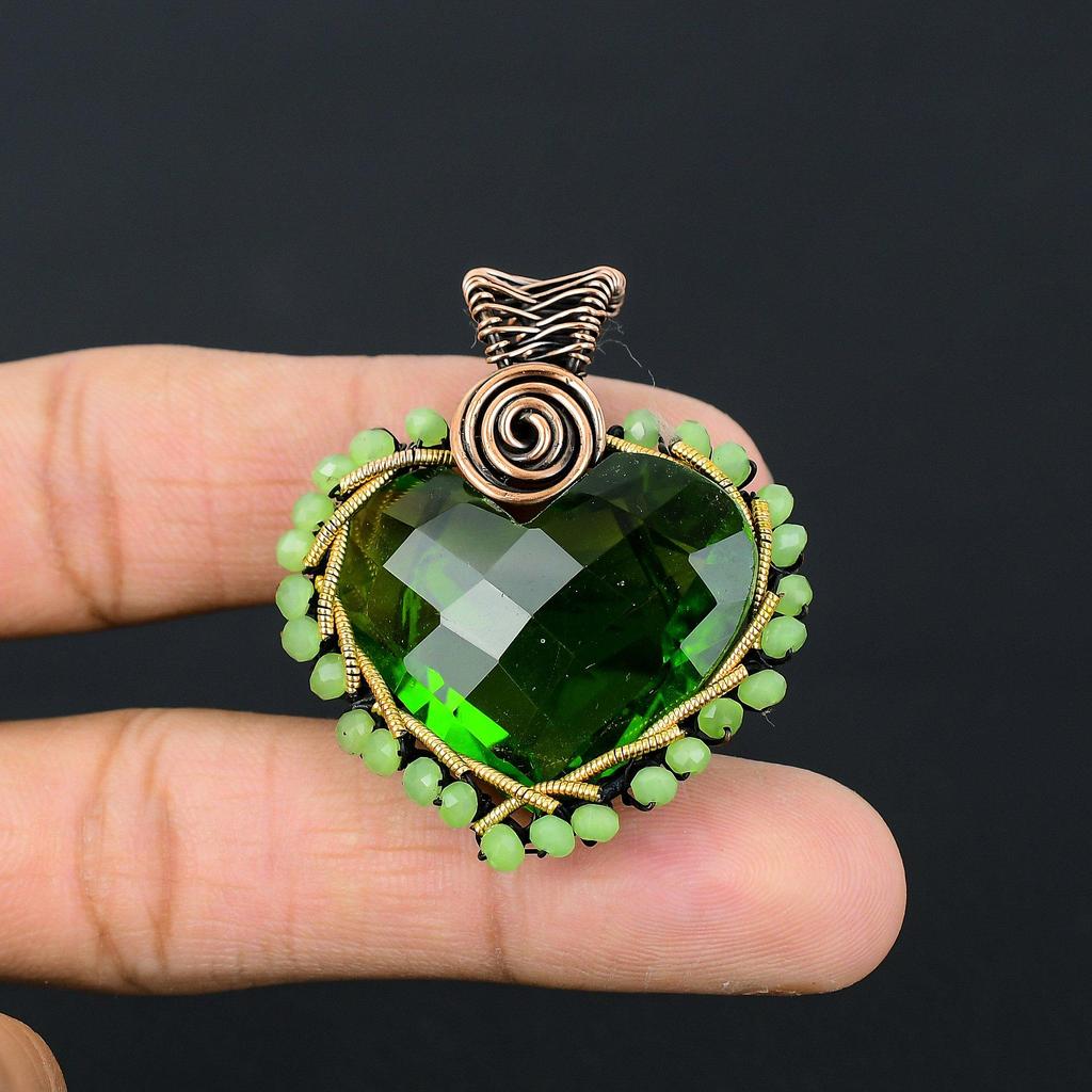 Herzform Peridot Edelstein Handgefertigter Kupferdraht Wickelschmuck Bezaubernder Anhänger