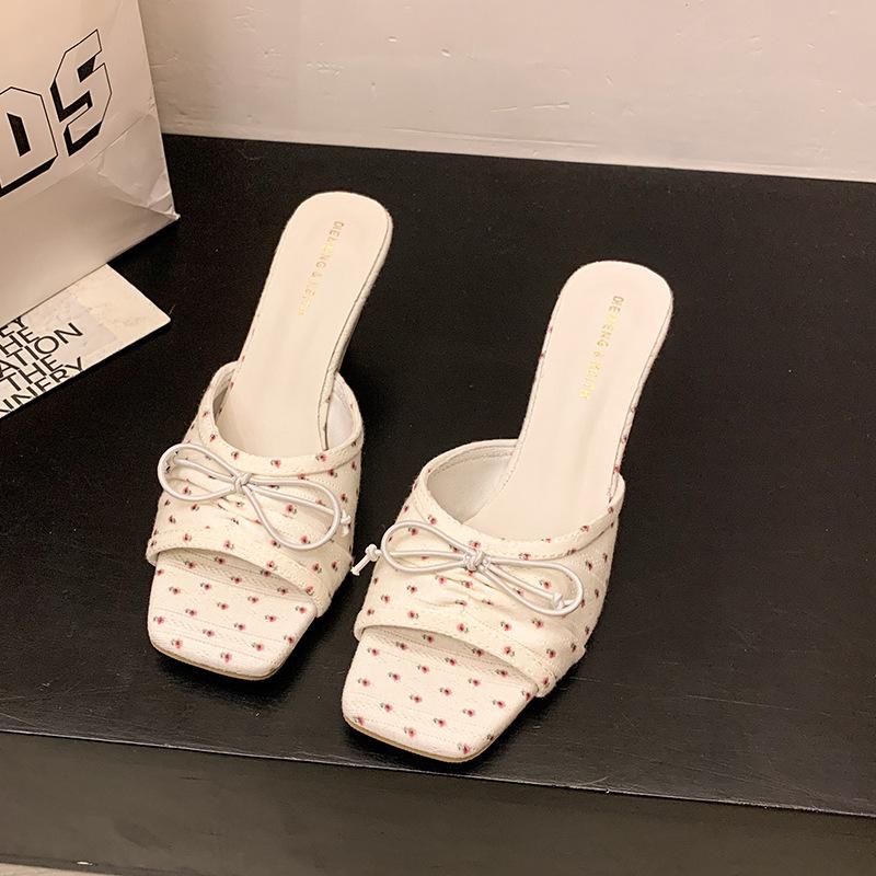 

Красивые цветочные сандалии, крутые шлепанцы на высоком каблуке, летняя новинка 2025 года, женская уличная обувь с юбками, туфли-однословки 39