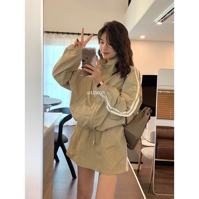 

Корейская весенне-осенняя новинка, верхняя одежда с длинными рукавами для защиты от солнца + юбка с высокой талией, визуально стройнящая фигуру, спортивная куртка-шелл, комплект из двух предметов Milk tea color Suit [quality version]] S