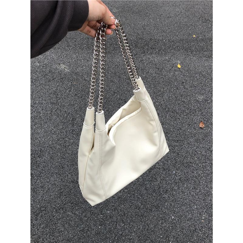 The Korean version of the blogger has the same sweet and cool soft leather chain tote bag 2025 new commuter large-capacity shoulder underarm bag.