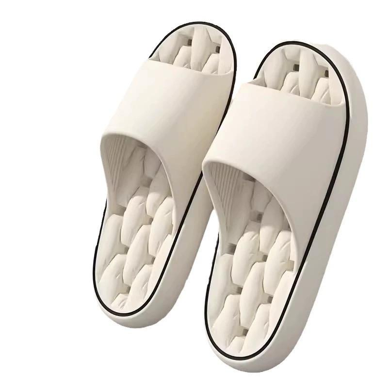 Roztomilé a tlusté letní domácí pantofle do obývacího pokoje, chladný interiér a nové pantofle s podrážkou pro pánskou domácí výzdobu