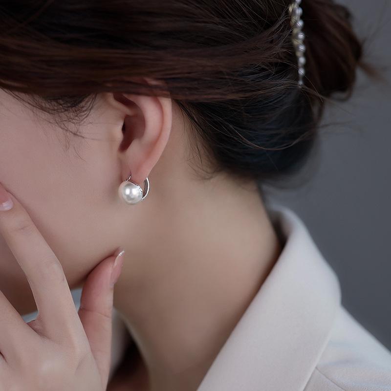 Retro French Pearl Ear Cuff: Elegant, Simple, and Versatile Earrings for Women