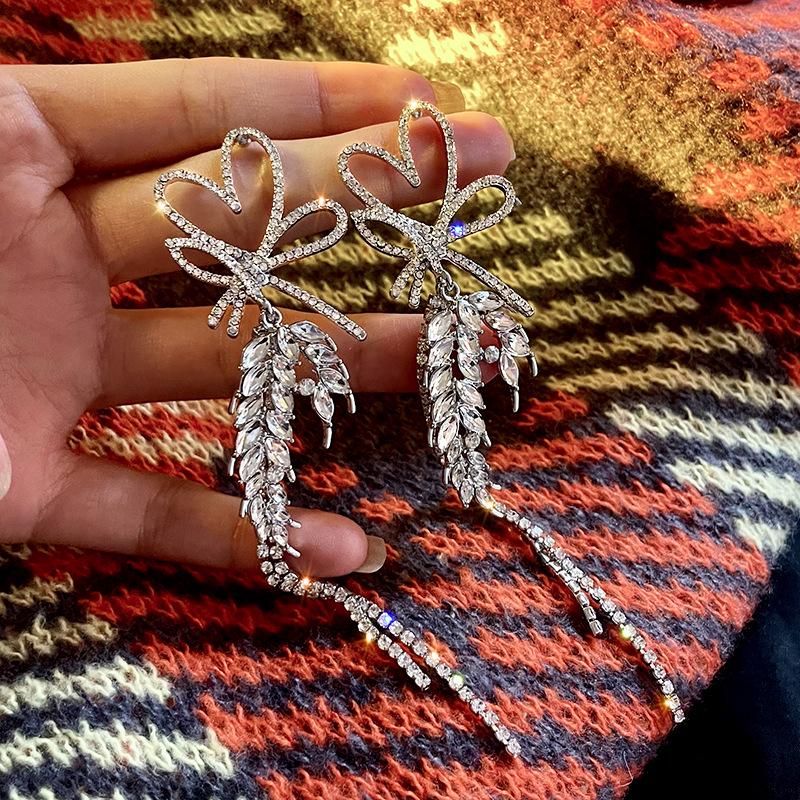 

Серьги Серебряная Игла Сердце с Бриллиантом: Европейская и американская мода, длинная кисточка с бантом, винтажный стиль для женщин.