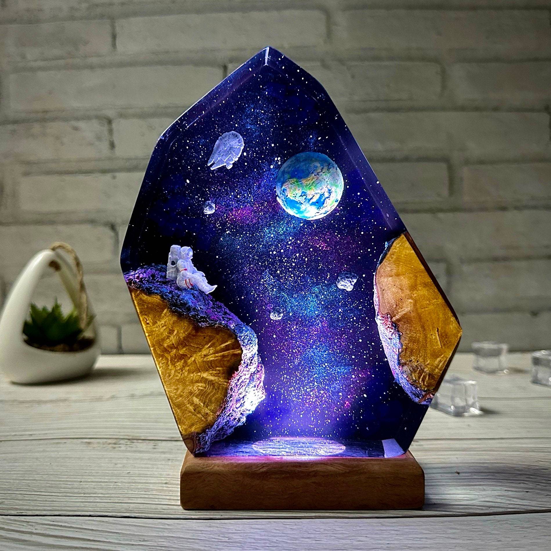 

Customized Items Resin Table Light Astronaut Universe Theme LED Night Light Creative Artistic Room Decoration Lamp USB Charge 6 inches красный