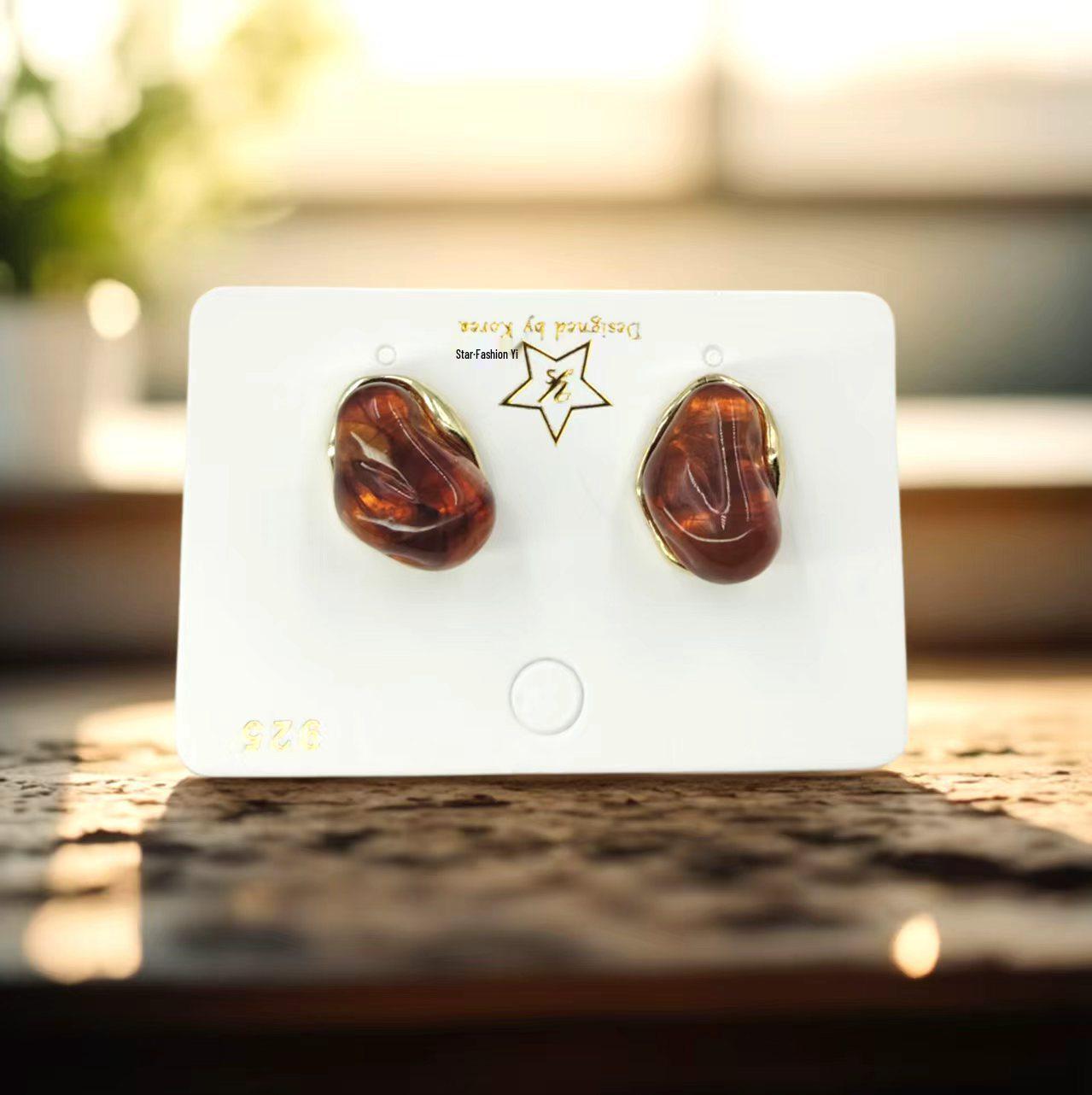 Элегантные геометрические серьги-гвоздики «Желейные бобы» – Прозрачные, универсальные и модные янтарь