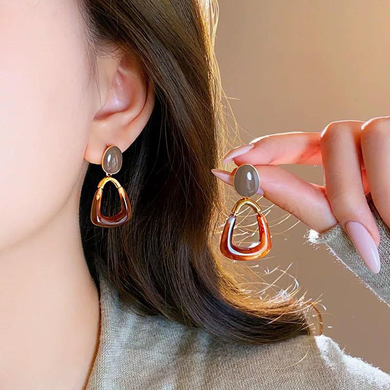 2024 Retro Amber Brown Women's Stud Earrings: High-End, Light Luxury, Niche Hong Kong Style