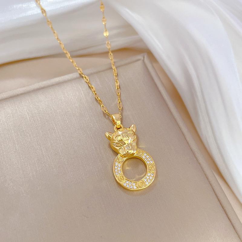 Collier Doré Léopard Tempérament Luxe Léger Magnifique Auspicieux Chaîne de Clavicule Polyvalente pour Femme Chaîne en Acier Titane