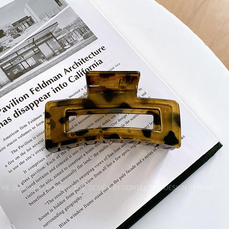 Beautifully Plastic Crafted Hair Claw Clips With Elegant Shapes And Vibrant Colors For Every Hairstyle Needs