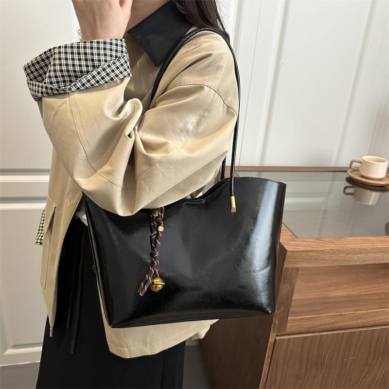 Retro Minimalist Single Shoulder Bag For Women With Large Capacity And Magnetic Closure For Daily Use