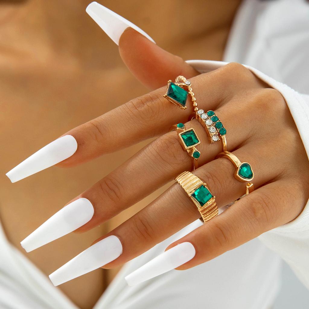 Vintage metal imitation emerald diamond ring set design sense love snake ring set women