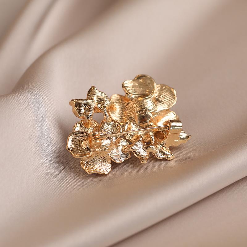 Pearl Flower Anti-glare Brooch High-end Light Luxury Coat Brooch High-end Women's Brooch
