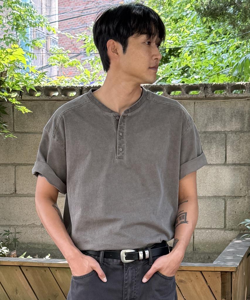 INDUST Pigment Washed Cut-Out Henley Neck Short Sleeve T-Shirt_Brown