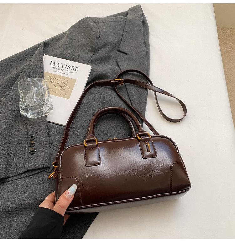 

2025 осінь та зима олія воскова перший шар сумка жіноча нова жіноча сумка модна повсякденна ретро сумка-месенджер 26*10*13 темно-коричневого кольору