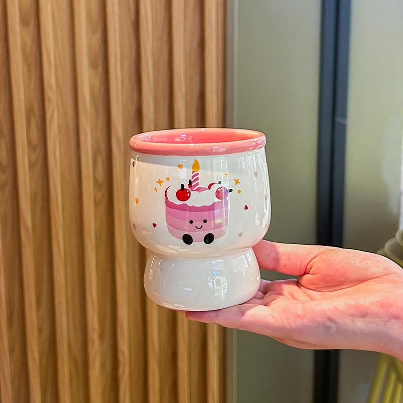 Birthday gift, girl holding a coffee cup, high-value ceramic latte cup, household drinking cup, and mug as a souvenir.