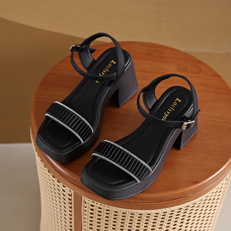 

Fairy style thick soled sandals for women wearing summer 2025 new thick heels with fashionable beach shoes 35