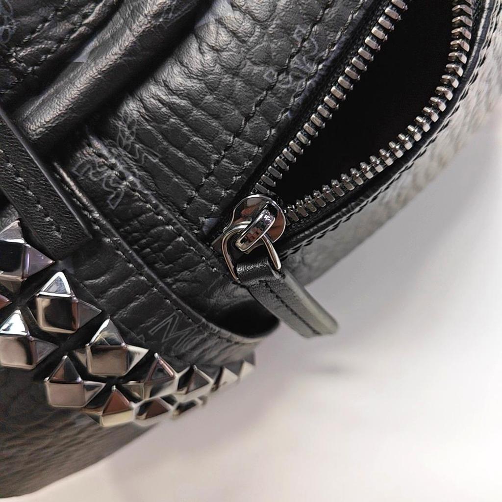 [Pre-Owned] Stark Visetos Classic Double-Sided Studded Handheld Shoulder Crossbody Backpack - Excellent #1MR8IUG