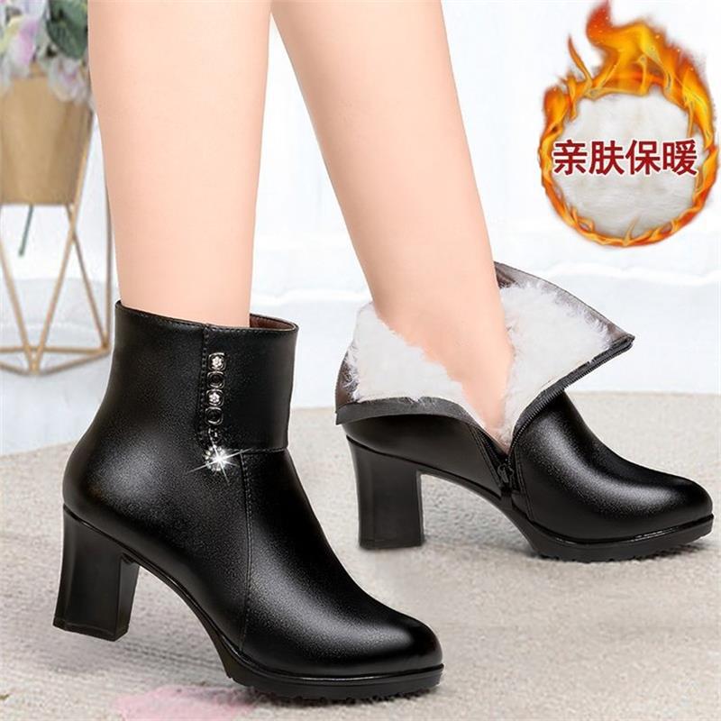 

2024 нові м які шкіряні короткі чоботи жіноче материнське бавовняне взуття середнього віку на високих підборах короткі оксамитові бавовняні чоботи теплі шкіряні туфлі 40