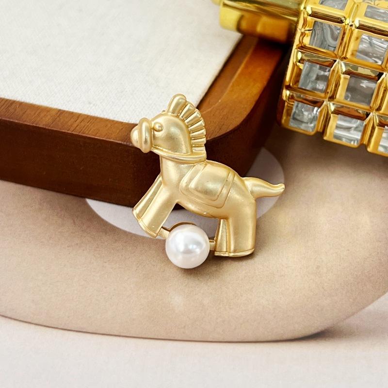 

Изысканная брошь-лошадь из жемчужного сплава для женщин и мужчин, модные броши-булавки в виде животных, ювелирные изделия, модные аксессуары, подарки на день рождения 2026 1pc