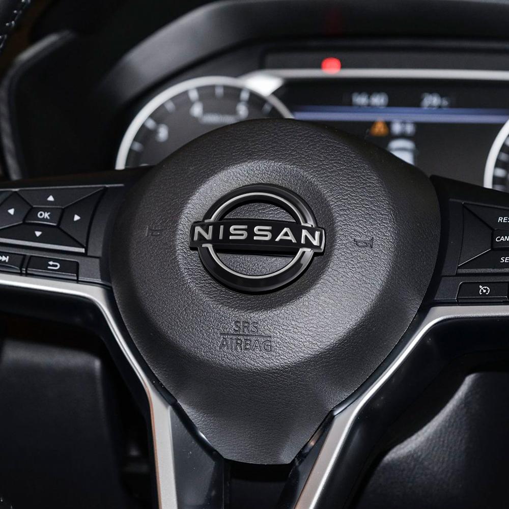 AOK3 1 Pezzo ABS Adesivi Emblema Logo Centrale Volante Auto Per Nissan Nismo Xtrail Sentra Qashqai Note Leaf Juke Rogue Almera Sylphy