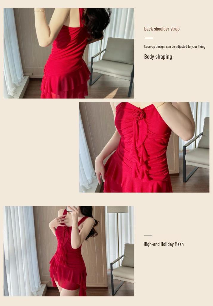 Feuerroter Mund: Schlankmachendes rotes Badeanzugkleid für einen sexy Strandurlaub