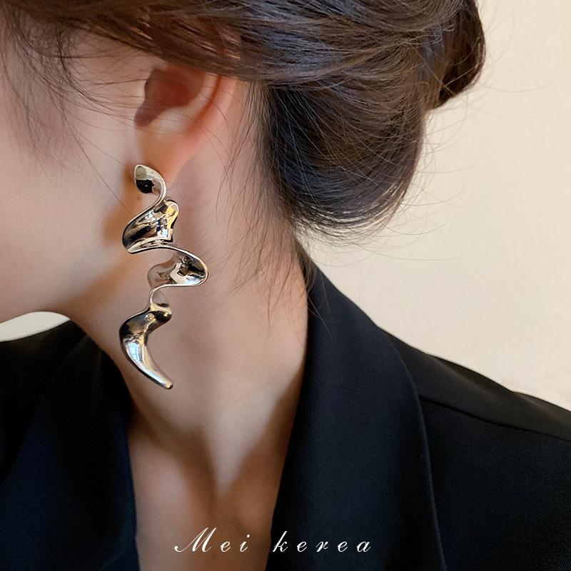 European and American exaggerated metal lines twisted geometric earrings cold wind long stud earrings personalized earrings women