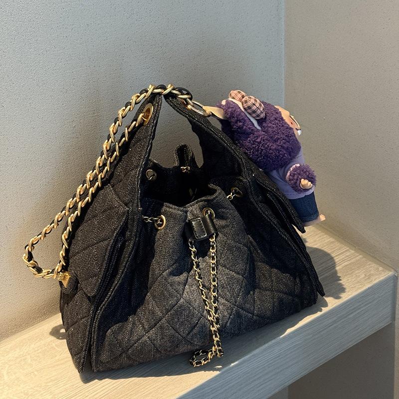2025 Nová vůně Džínová taška Hobo s stahovací šňůrkou pod paži Vintage neformální Diamantový kostkovaný řetízkový ruční taška Taška přes rameno