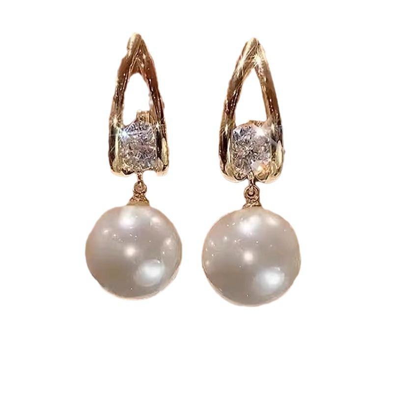 Light luxury exquisite zircon pearl earrings femininity fashionable and versatile design sense new stud earrings elegant atmosphere earrings