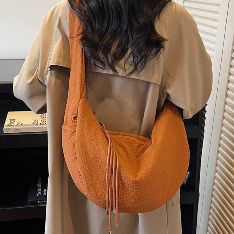 Casual nylon cloth bag women's 2025 new fashion explosion messenger dumpling bag versatile niche shoulder commuter bag