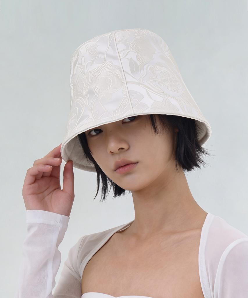 Eondeokeonteulolseutyudio Satin Flower Patch Detail Sun-Blocking Women'S Casual Bucket Hat Stand Bucket / Flower Patch / Satin Cream