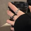 Öffnungsbarer Ring mit Kreuz aus dunklem Zirkonia: Retro-Nische, High-End, Vielseitiges Design für Paare und Frauen.