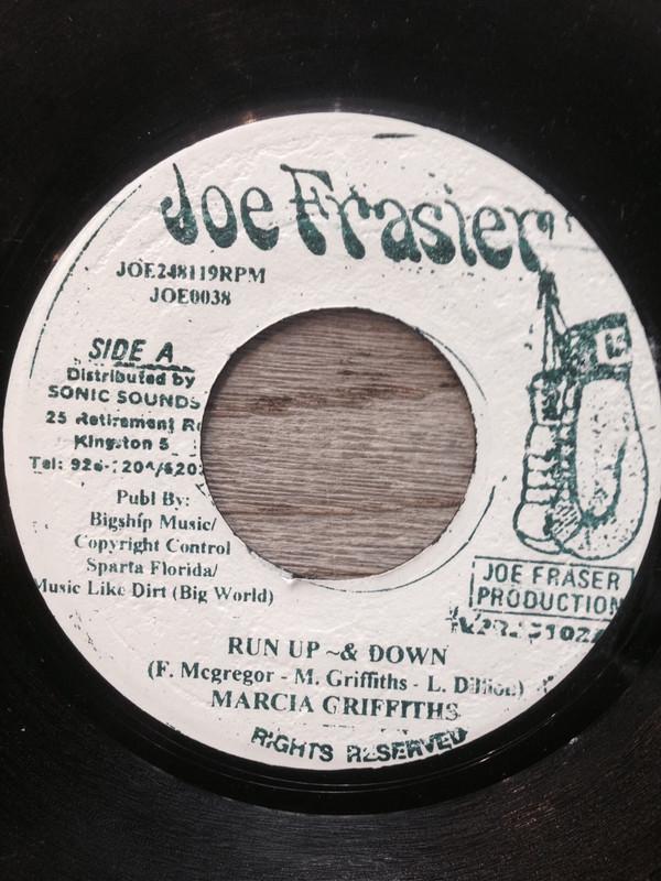 

7-дюймовая пластинка MARCIA GRIFFITHS - Run Up & Down JOE0038 Joe Frasier Ямайка Регги, Ска и Даб Б/У