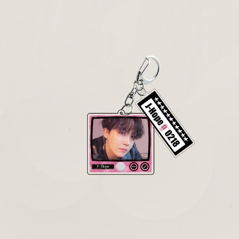 Portachiavi Acrilico BTS Stile TV Retrò, Portachiavi con Foto Bangtan Boys con Etichetta Nome e Compleanno, Charms per Borsa per Fan Kpop ARMY