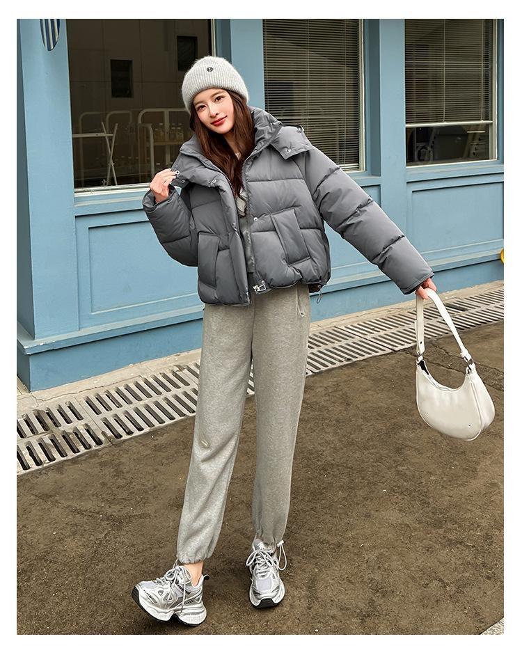 Dámská krátká teplá bunda s kapucí a velkou kapsou