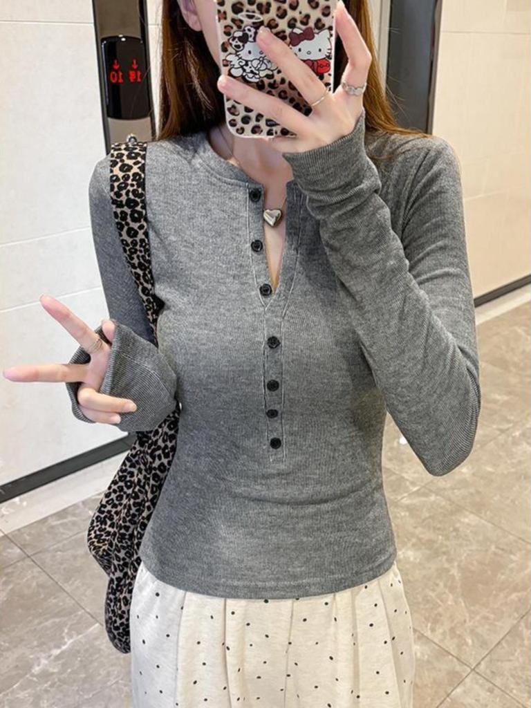 Spicy Girl Elegant Slim-Fit Long Sleeve Button-Down Top for Women, Autumn/Winter, Flattering Inner Layer with Regular Shoulders.