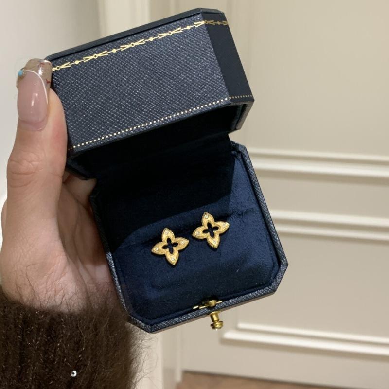 Vintage Antique Brushed Four-Leaf Clover Hollow Diamond Stud Earrings Advanced Retro Light Luxury Exquisite Simple Earrings
