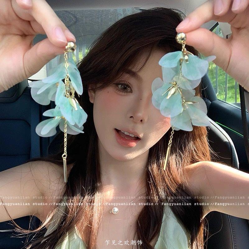 

Mori flower stud earrings green petal fringed earrings high-end vacation style long unique and beautiful earrings