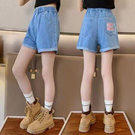 Children's denim shorts medium and large children's baby pants real pocket girls' shorts are sent on behalf of one piece.