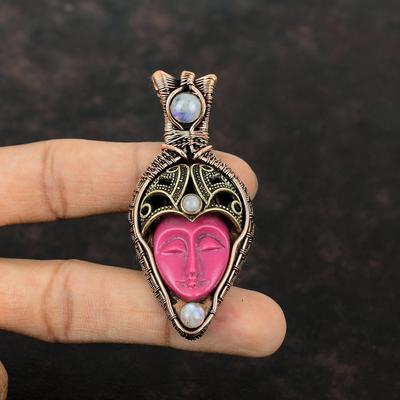 Rosa geschnitzter Knochen Gesicht Anhänger Kupferdraht umwickelter Anhänger Regenbogen Mondstein Anhänger Edelsteinschmuck Verlobungsgeschenk Handgefertigter Kupferschmuck