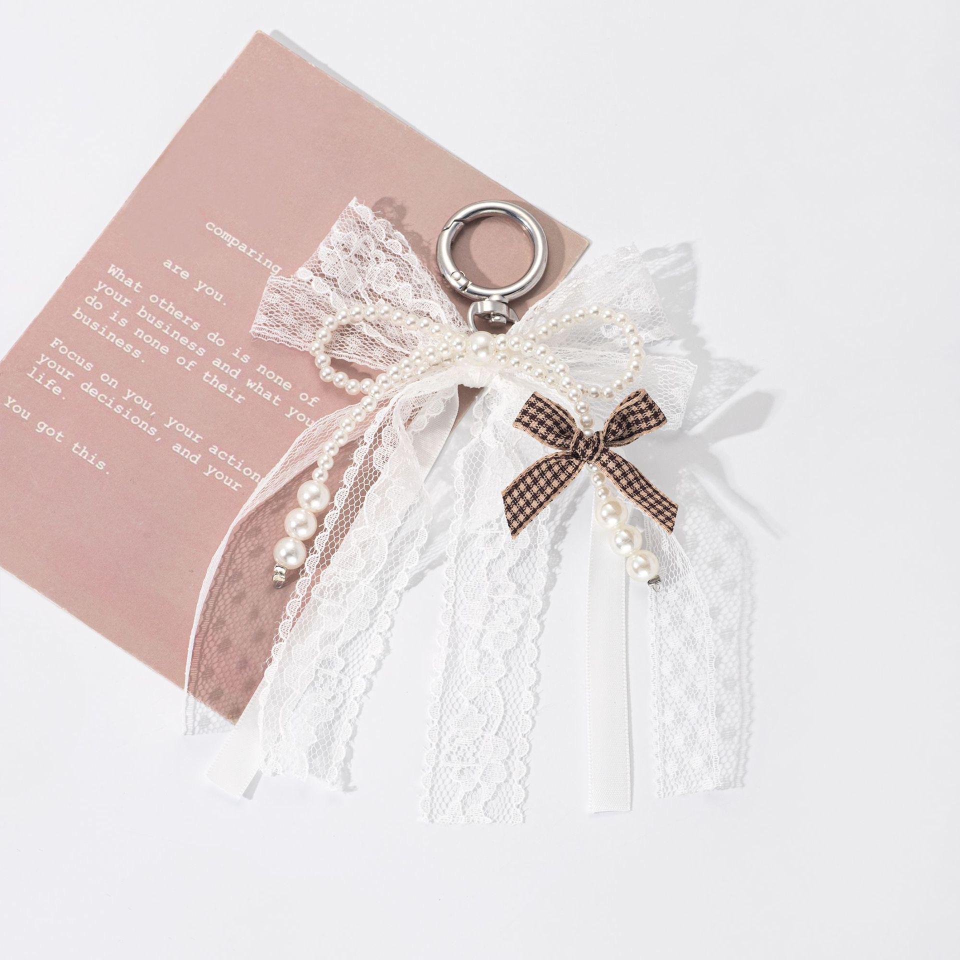 Брелок в корейском стиле с кружевным бантиком и бусинами – милый аксессуар из ткани.