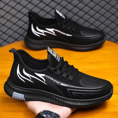 Nieuwe herenschoenen zijn lichte, comfortabele, modieuze en veelzijdige casual reisschoenen, jonge en jeugdige hardloop- en sportschoenen met dikke zolen.