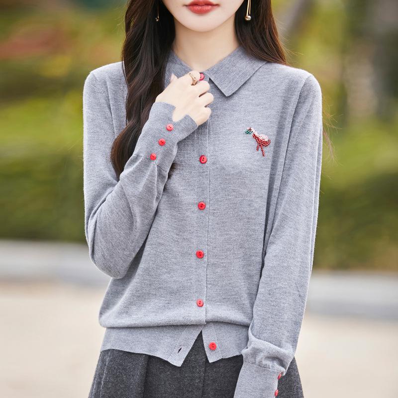 

Женский кардиган из тонкой шерсти со стразами и отложным воротником, коллекция Весна 2025, длинный рукав, дизайн со шлицами M серый