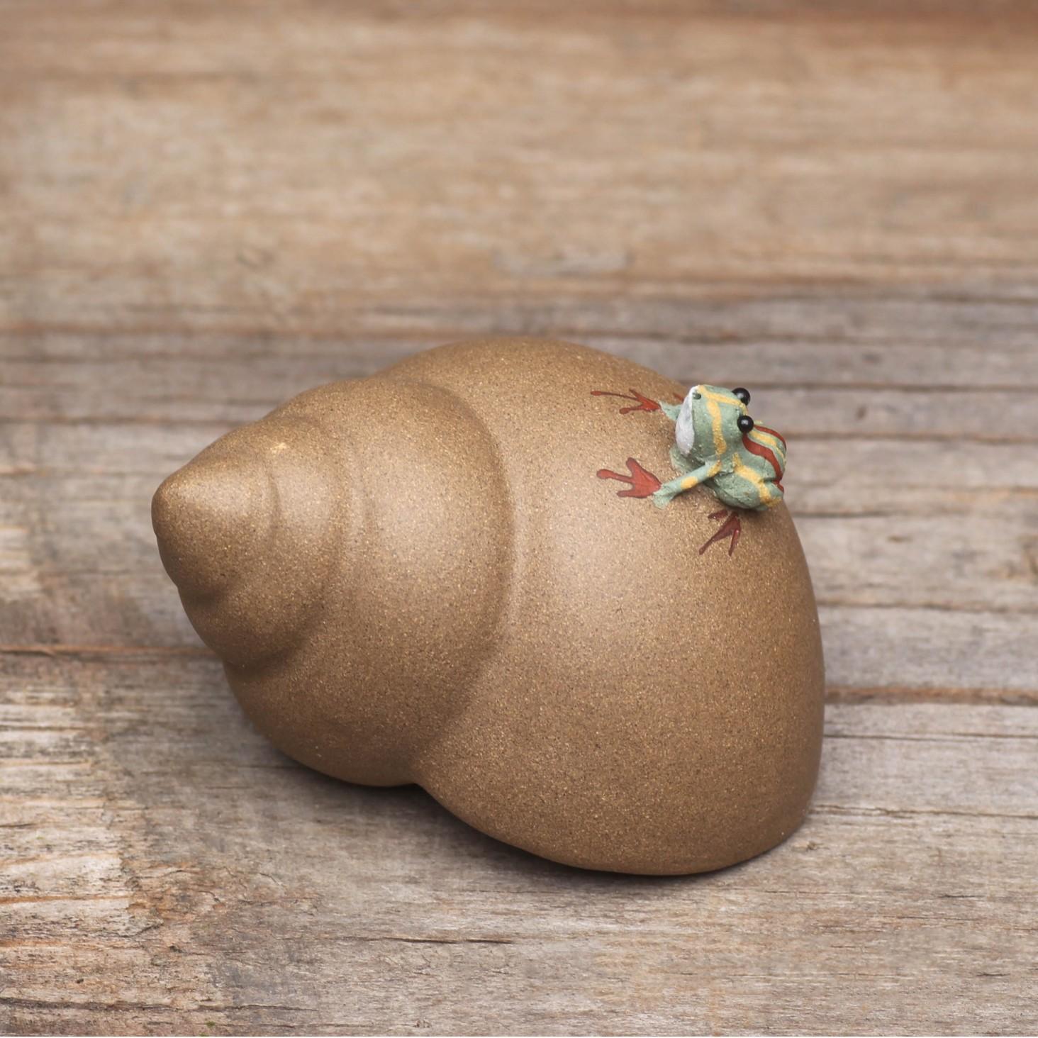 

Handmade Snail Water-spraying Purple Sand Small Tea Pet Mini Ornaments with Handles Can Be Raised Tea Accessories