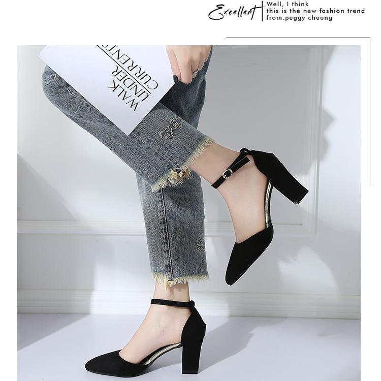 Dames enkellaarsjes voor de herfst van 2025, de nieuwe Koreaanse versie van mode, puntige dikke hak tas met eenwoordgesp aan de zijkant, en dames sa
