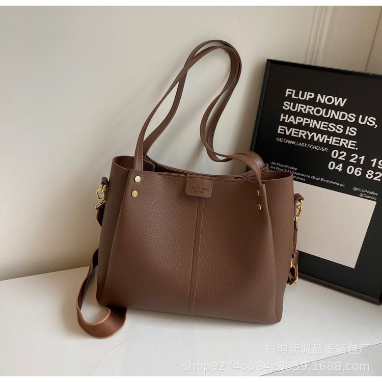 

Simple and fashionable commuter tote bag women s 2025 new large-capacity versatile shoulder bag retro explosive messenger bag