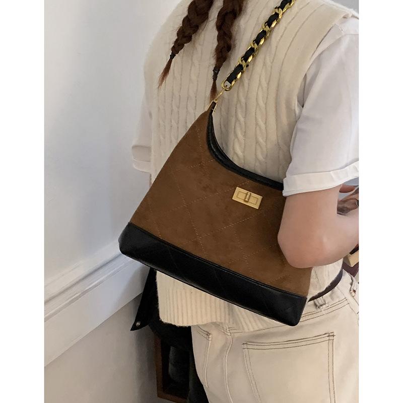 

Customer order suede underarm bag women s 2025 new trendy fashion Korean Xiaoxiangfeng diamond chain women s messenger bag коричневый