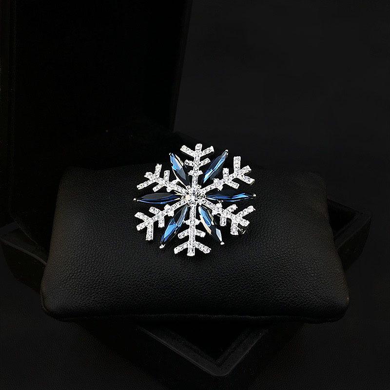 Snowflake Brooch - High-end, Niche, Premium Rhinestone Corsage, Scarf Clasp, Clothing Accessory, High-end Pin